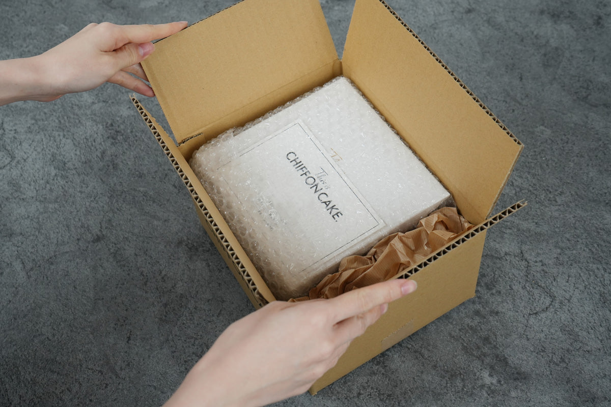 『チョコミントシフォン』パリパリ食感のチョコとミントクリームの爽快感!配送時の梱包イメージ|手作りシフォンケーキ専門店 This is CHIFFON CAKE.