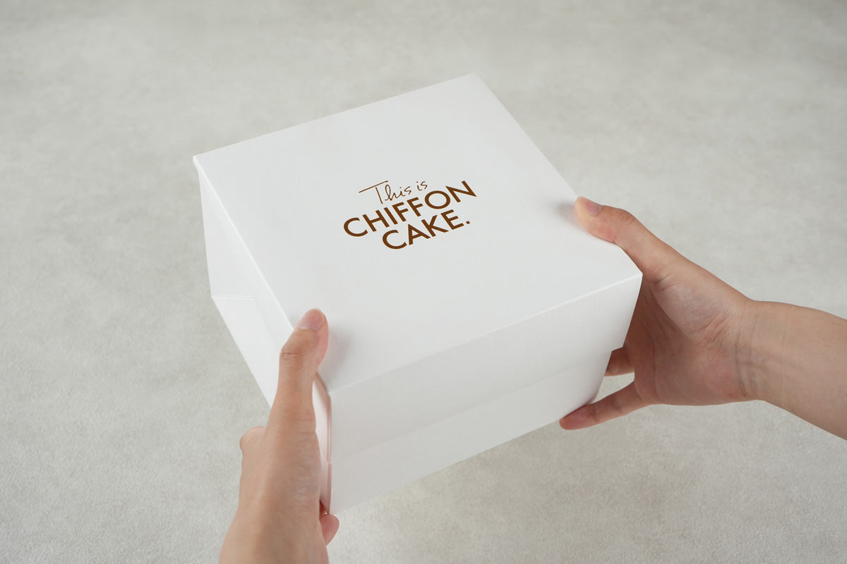 2025年夏季限定のチョコミントシフォンケーキ。チョコレートとミントのマーブル模様が可愛いシフォンケーキに、チョコチップを混ぜ込んだ特製クリームをたっぷrち乗せました。天面にはパリパリ食感が楽しいカールチョコをトッピングしました。箱の画像|手作りシフォンケーキ専門店 This is CHIFFON CAKE.