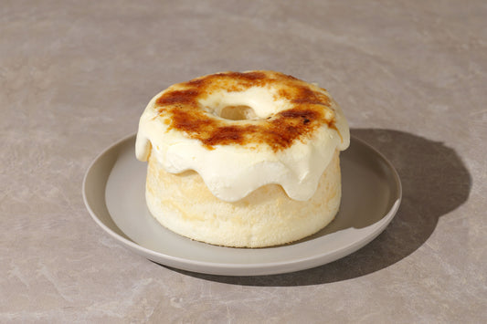 たらりと垂れたクリームが可愛い。キャラメリゼの香ばしさ広がるシフォンケーキ「ブリュレ」誕生日・記念日のお祝いケーキに。