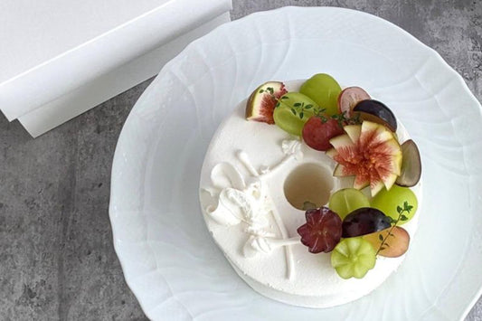 真っ白なシフォンケーキ「Sweet Pea」をフルーツのデコレーションで彩る。