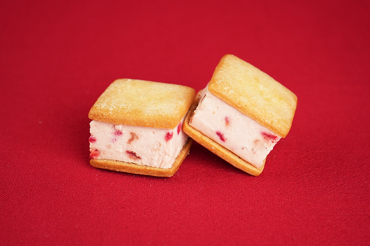 クリスマススイーツ　カッサータサンドストロベリー