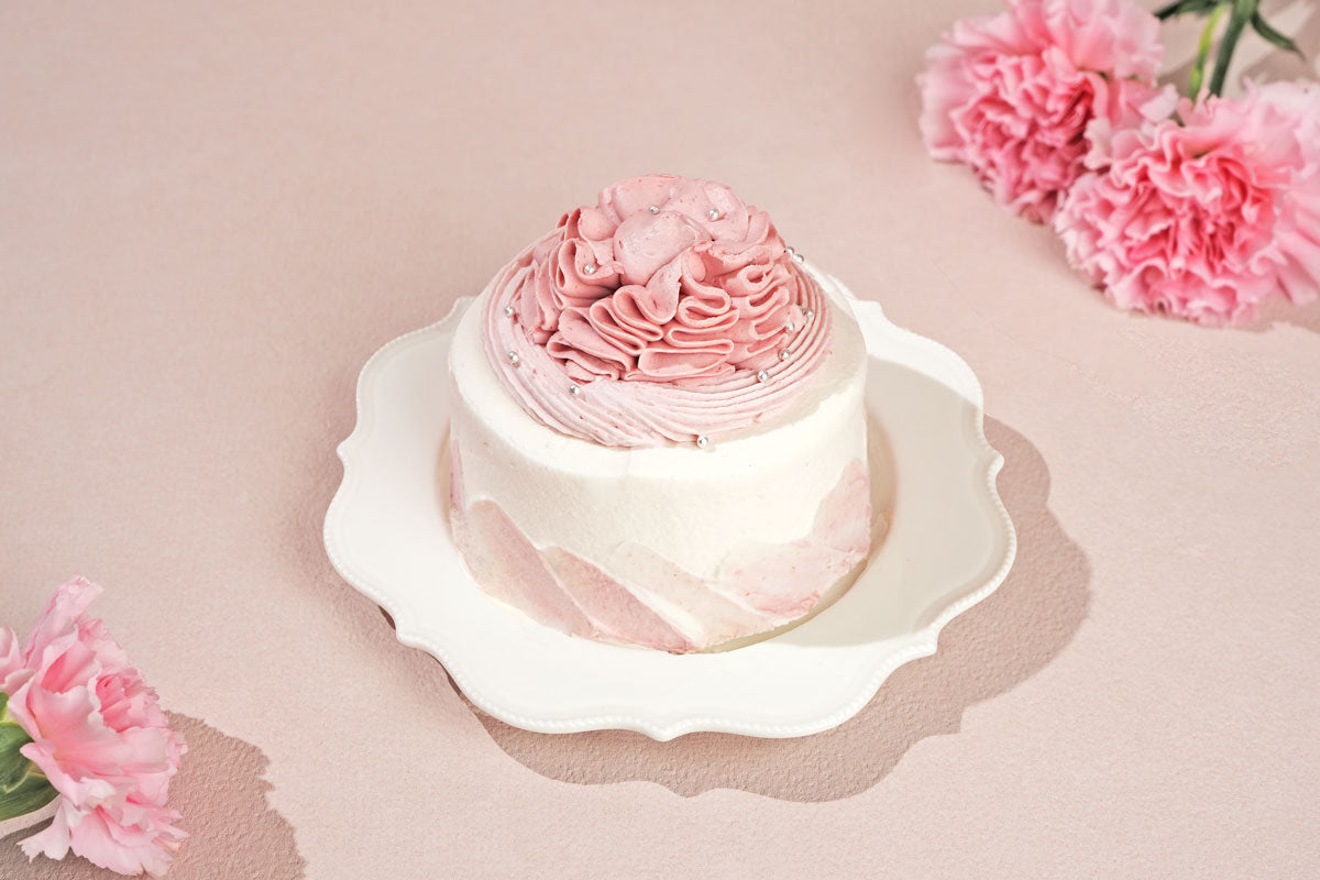 母の日限定シフォンケーキ「カーネーション」ピンク色のカーネーションをモチーフに、チーズクリームや甘酸っぱいイチゴ味が広がる、2025年の母の日を彩るちいさめシフォンケーキ。