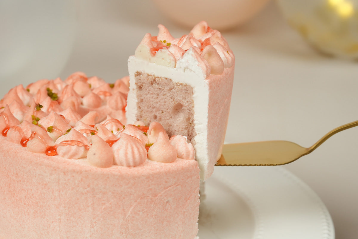 ホワイトチョコクリームとイチゴのシフォンケーキ「Berry Mellow」手作りシフォンケーキ専門店 This is CHIFFON CAKE.