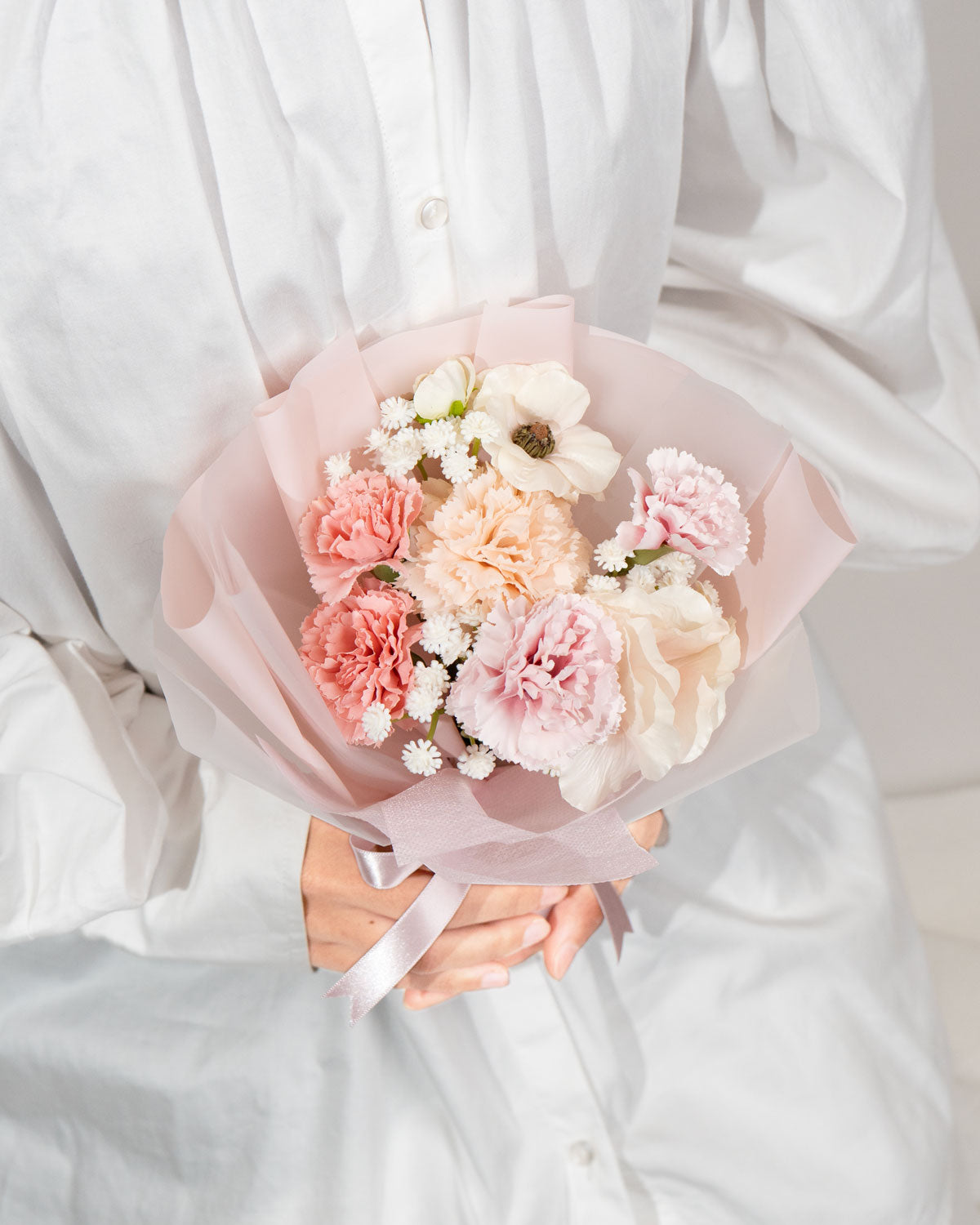 母の日限定ケーキセット「Flower Chiffon Set」(フラワーシフォンセット)、カーネーションとブーケのセット。ケーキはお母さん世代に好まれる大人かわいい＆甘さ控えめに仕上げました。フラワーアレンジショップ「hymii」とコラボ。6,300円|お取り寄せシフォンケーキ専門店This is CHIFFON CAKE.