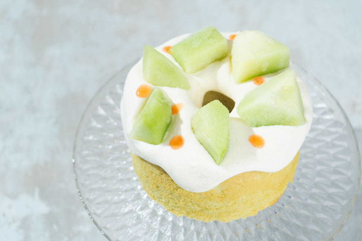 夏限定凍ったまま食べるシフォンケーキ『Frozen MEGA Melon』フローズンメガメロン。アイスケーキとも違う新感覚スイーツ。お中元や夏ギフトにも。お取り寄せ・通販のシフォンケーキ専門店This is CHIFFON CAKE.