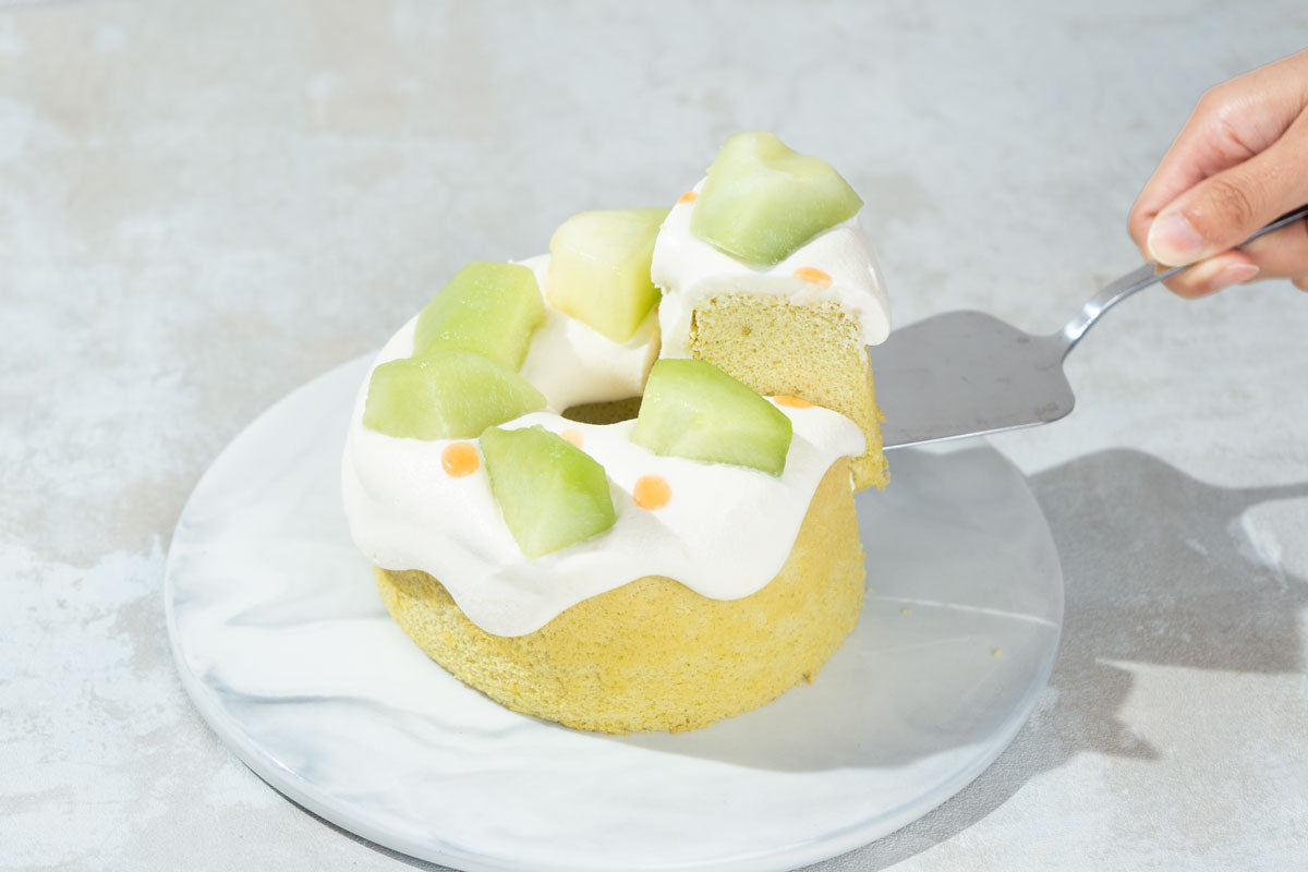 夏限定凍ったまま食べるシフォンケーキ『Frozen MEGA Melon』フローズンメガメロン。アイスケーキとも違う新感覚スイーツ。お中元や夏ギフトにも。お取り寄せ・通販のシフォンケーキ専門店This is CHIFFON CAKE.